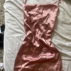 Rosa klänning - Snygg champagne rosa klänning storlek XS
