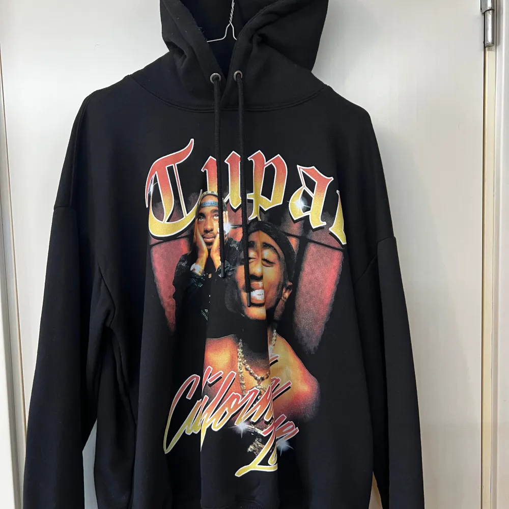 Sports koftan storlek XXL (70kr) Off White hoodie storlek L (150kr) 2pac hoodie storlek L (100kr) Post Malone tröja storlek XL (100kr)  Finns i värsta Stockholm . Hoodies.