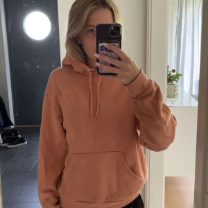 hoodie - Peach färgad hoodie från monki. Strl xs. säljer för 150kr men pris kan diskuteras vid snabb affär.
