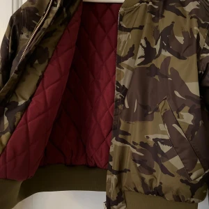 Äkta GANNI camo bomber jacka - Helt ny aldrig använd bomber jacka från GANNI  Modell greenwood khaki Storlek small Lätt fodrad Nypris var 2500:- Kommer från fräscht djur och rökfritt hem