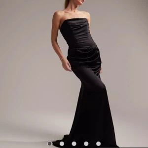 Satin balklänning - Svart balklänning från asos som endast använts en gång, storlek 38 med ”inbyggd” korsett. Ord pris 1600kr❤️