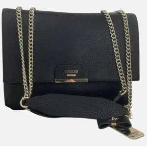 Guess väska - Säljer denna guess handväskan för 550 kr. 