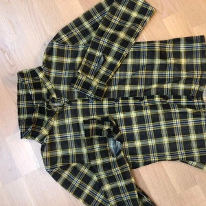 Genomskinlig skjorta - Genomskinlig står M men passar mig som e S