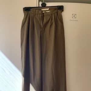 Khaki Straight high waisted Pants Trousers - Button is a bit loose, but can be easily mended with just hand sewing. Some barely visible streaks on the fabric on the left leg.  Size: one size. Perfect for petite people with a height of 150-158cm.