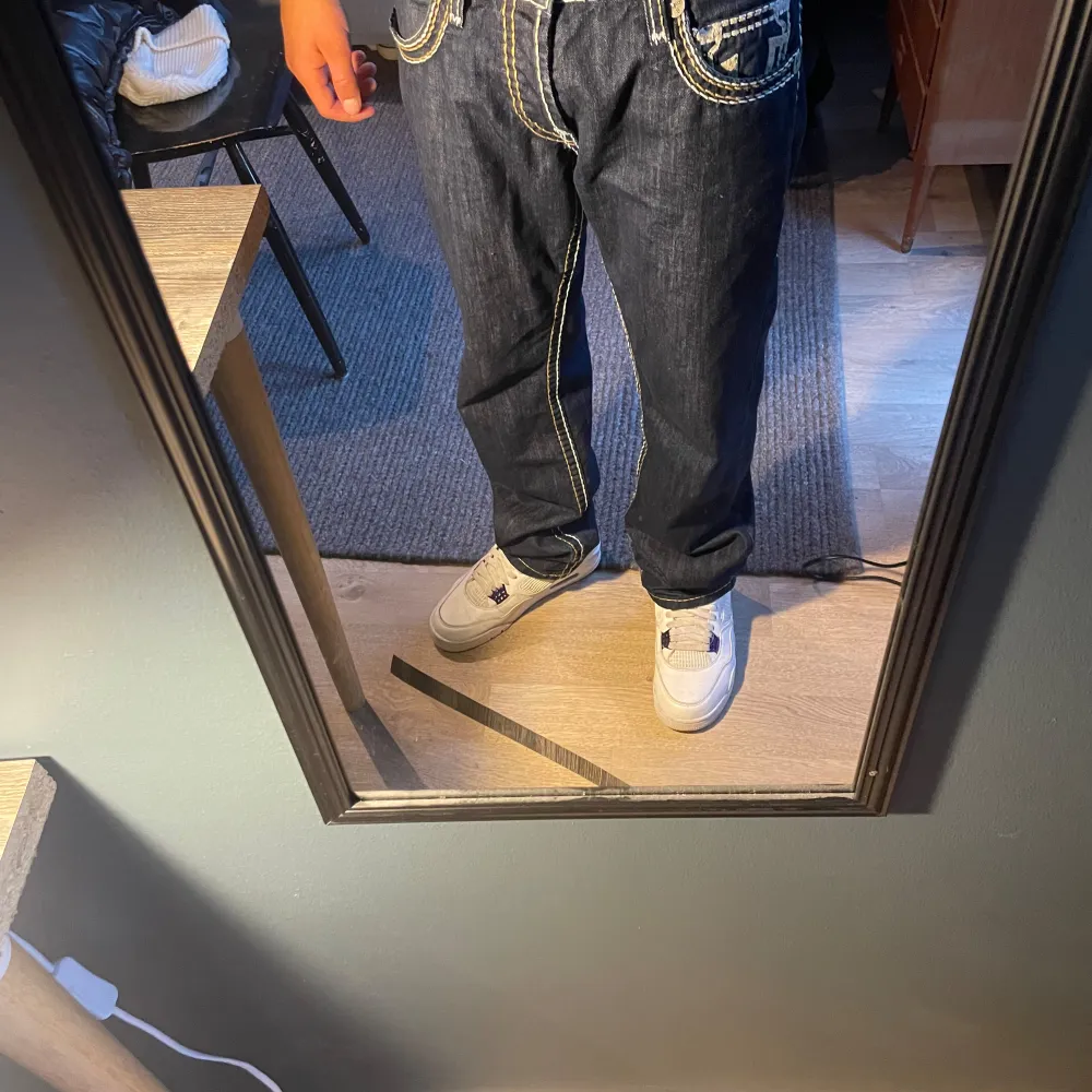 Säljer mina true religion jeans för det ej är min stil längre, de är i bra skick inga skador eller fläckar.. Jeans & Byxor.