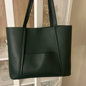 Väska - Mörk grön väska😍 Köparen står för frakten🤍