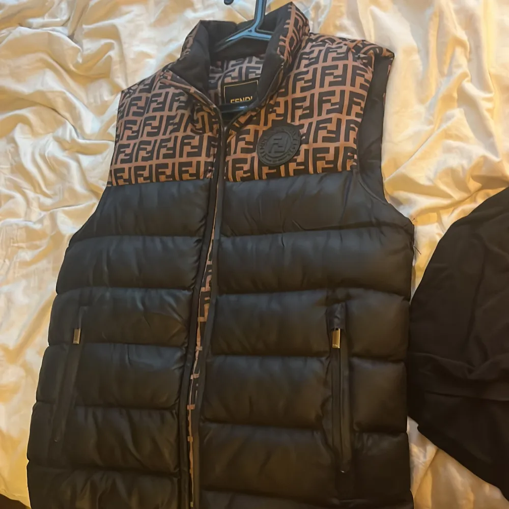 Hej! Jag säljer min Fendiväst som är i bra skick, behövs dock ny drag kedja därav säljer jag den så billigt. . Takit.