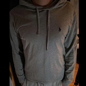 ralph lauren hoodie  - Tjena säljer denna feta polo hoodie i storlek S. Köpt här på plick. Bra skick . Säljer pga att den är för liten i ryggen är ungefär 180!