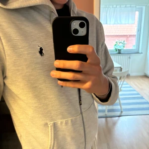 Polo Ralph Lauren hoodie - Riktigt snygg Ralph Lauren hoodie i grymt skick! Nypris runt 2000kr. Storlek M, priset kan diskuteras!