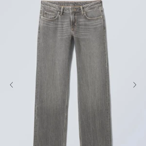 Lågmidjade jeans - Säljer mina lågmidjade jeans från weekday då de inte kommer till användning. Jag är  165 cm lång och har storlek small i vanliga fall och dessa passar perfekt. 