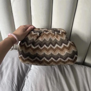 Beck Söndergaard väska  - Clutch från Beck söndergaard. Passar till allting men känner inte riktigt att jag har behov av den längre. Lägger ut igen pga oseriösa köpare. Betalning sker via swisha alternativt mötas upp i Stockholm!🩷