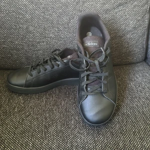 Adidas sneakers  - Endast provade Adidas sneakers 