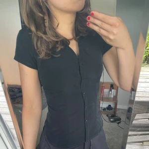 Figursydd kortärmad skjorta!💖 - Jätte snygg figursydd skjorta!💓Köpt här på Plick men är på gränsen på för liten. Finns ingen storlekslapp men skulle säga att de är en storlek 34/36!🙌🏼