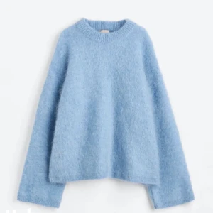 Mohair tröja - Säljer denna superfina stickade mohair tröjan från H&M i strl S. Nypris ca 1000kr och den är i toppen skick!🥰