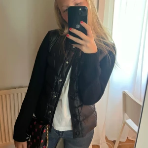 Handväska - Säljer denna skit snygga Calvin Klein väskan med stjärnor! Man kan både bära den runt kroppen och i handen. Har bytt band på denna (original band kommer med) 💗(köpare betalar frakt) 