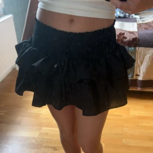 Lågmidjade kjol - Skitsnygg lågmidjade kjol. Använd 1 gång. Det sitter inbyggda shortsh i den