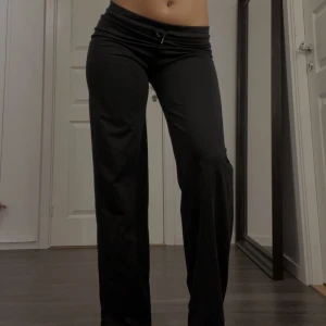 Lågmidjade byxor - Skitsnygga Lågmidjade byxor, innerbenslängd syns på bilden, midjemåttet är 35 cm. 