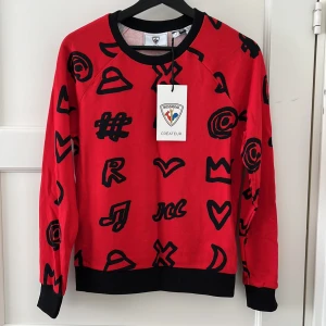 Rossignol röd tröja - Superfin sweatshirt/crewneck i härlig röd färg från Rossignol. Helt oanvänd och med lapp kvar. Storlek XS men passar även S skulle jag säga. 