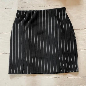 Randig kjol - En kort randig kjol med två slitsar på låren, inte mycket använd :) exkl frakt