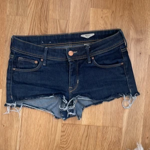 Lowwaist jeans shorts  - Säljer mina älskade jeans shorts som är lowwaist❤️❤️ de är 37cm rakt över! Pris kan diskuteras 