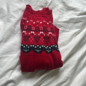  Säljer jul tröja -  Säljer min gamla jul jag har inte använt den på väldigt länge och är inte helt och hållet min stil