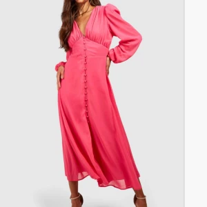 rosa klänning - superfin oanvänd rosa klänning från boohoo, klänningen är så så fin och endast testad!☺️Lite liten i storleken, skulle säga att den sitter som en 38!