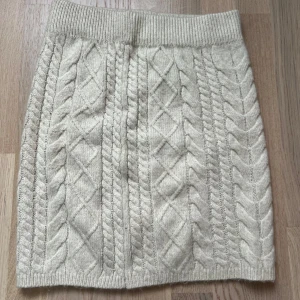 Kjol - Jätte gullig stickad kjol med fint mönster, använt en gång, kom privat för fler bilder💗