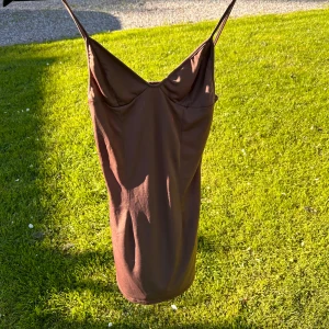 I.AM.GIA klänning - I.AM.GIA. Bodycon Klänning i brun strlk S