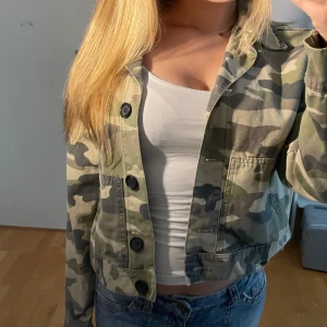 Jeans jacka - Fin jeansjacka med militärmönster, mycket bra skick💚