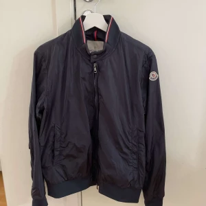 Moncler windbraker utan luva! - Tjo! säljer nu min Moncler windbraker eftersom att jag inte har användning av den, bra kvalite! Storlek S. Kvalite 9/10