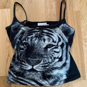 Topp med tryck - Sätt linne med unikt print 