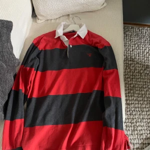 Gant långärmade piké  - Hej här har vi en långärmad piké/skjorta från Gant i ett bra skick. Storlek L, jag är 186 cm lång och ganska välbyggd och den sitter bra på mig. Pris: Nypris: ca 1200:- Mitt pris: 300:- MvH Artur 