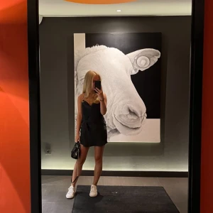 Klänning - Säljer min favorit klänning då den har blivit för liten för mig. Den är öppen i ryggen