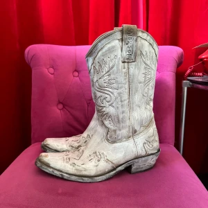 Handmålade Cowboy boots - Cowboy boots som är handmålade. Sjukt snygga och är som gräddet på moset till din sommaroutfit.   Cowboy core 👍👌  Använda men har mycket mycket liv kvar att ge. 