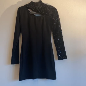 Fest klänning  - En assnygg glittrig fest klänning har använt en gång men är i jättebra skick inga skador💓