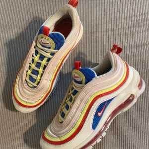 Nike Air Max Drill 37,5 - Storlek 37.5, 23.5 cm. Välanvända men i gott skick, allt syns på bilderna. 