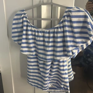 En blå vit tröja - Jättesöt blå vit tröja, märket finns inte i Sverige tror jag. Bara använt typ en gång.