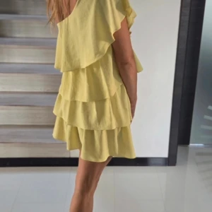 Zara volangklänning - Den populära modellen, Zara, Storlek S, som ny, finns kvar, man kan köpa via “ köp nu” direkt eller swisha.