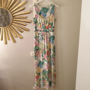 Långklänningar  - så fin blommig maxiklänning. Använts få gånger 