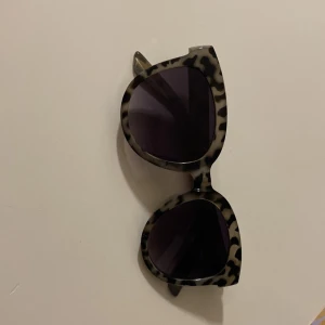 Solglasögon  - Det är väldigt fina leopard glasögon använda typ 2-3 gånger 
