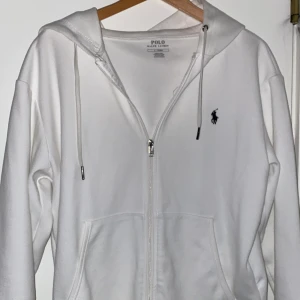 Ralph lauren zip hoodie - Säljer nu min vita Ralph lauren zip hoodie då den inte passar längre, storlek S. Kom privat vid intresse eller frågor