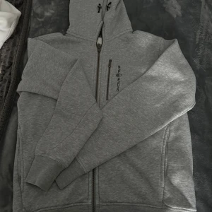 Sail Racing tröja - Tröja från Sail Racing Grå, nyskick Storlek S/M