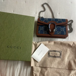 Gucci dionysus super mini leather crossbody bag - Använt fåtal gånger, som ny! Köptes på Vestiare Collective 2023.  Bredd: 16.5 cm Höjd: 10 cm Djup: 4 cm