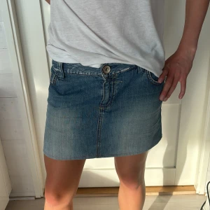 Lågmidjad jeanskjol - Assnygg lågmidjad jeanskjol med coola fickor, storlek m💕OBS, jag håller in kjolen på bilderna så att den ska passa!💕
