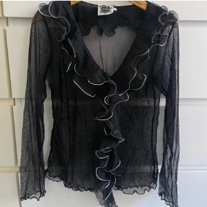 Volang topp  - Mesh topp med silvrig kant på volangen 💖