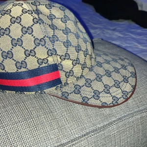 Gucci keps  - Storlek M Lite trasig där man justerar kepsen