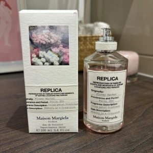 Maison Margiela Replica Flower Market Parfym - 100 ml, köpt för 1600 kr. Doften är ofta slutsåld.🌸  Använd under en kortare period.  Toppnoter: Ackord med krossade löv Freesia Mellannoter: Indisk jasmin egyptisk jasmin-infusion tuberose-infusion ros från Grasse Basnoter: Persika cederträ ekmossa