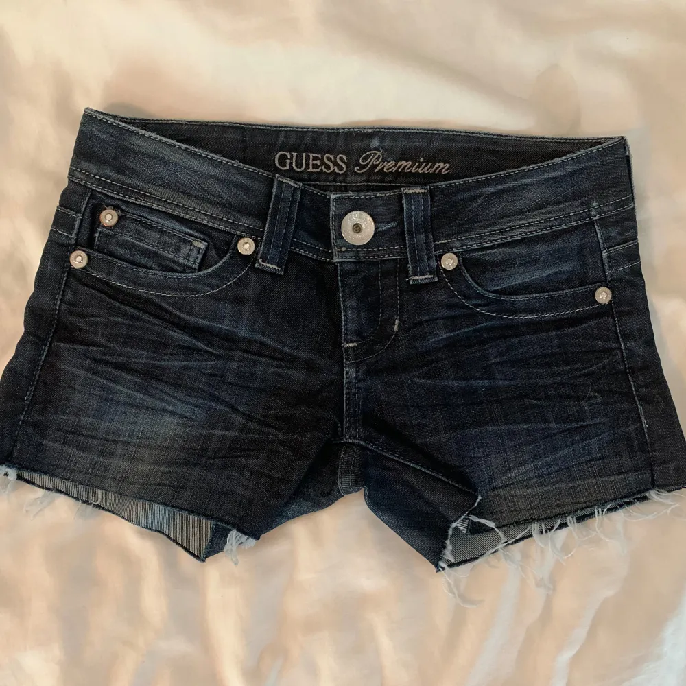 Säljer mina supersnygga Lågmidjade shorts från Guess, är i storlek 25 men passar storlek som xs/s och måttet på midjan är 37 cm rakt över. Skriv gör fler bilder 💗. Shorts.