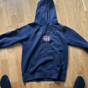 Mörkblå gant - En lite använd gant tröja som jag ba vill bli av med för d e inte min stil  Pris kan diskuteras 👑