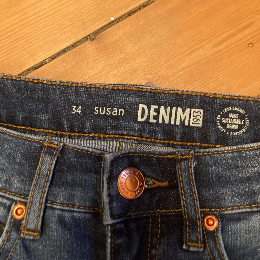 Säljer dessa mid waist jeans. De är i storlek 34 men väldigt stretchiga i midjan. Har klippt benen kortare så att innerbenslängden är 76 cm. Kontakta mig privat vid frågor eller intresse 💓. Jeans & Byxor.